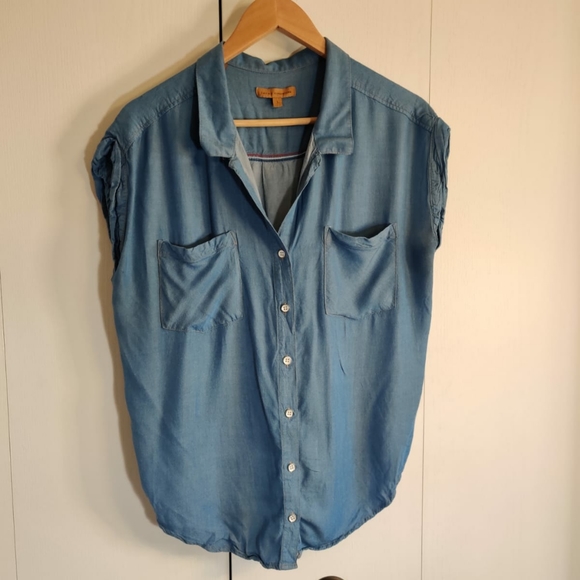 JACHS Girlfriend Tops - 🍀Jach's Girlfriend sleeveless denim look shirt
